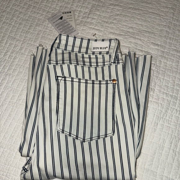 Brand new flare Judy Blue pants from the Buckle. Never worn, size 5 (27). - Picture 2 of 4